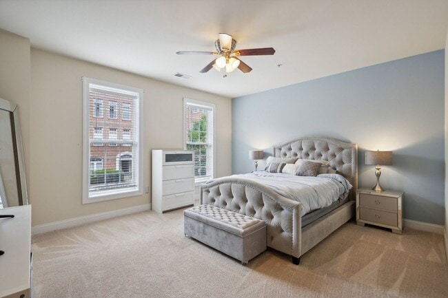 Building Photo - Stunning 2 bed 2.5 bath 2-story condo/townhome