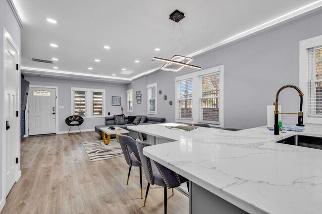 Building Photo - 830 Parkwood Ave
