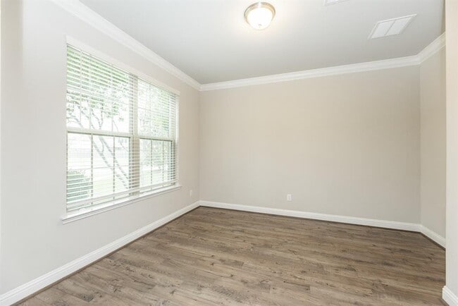 Building Photo - 207 Denfield Ct