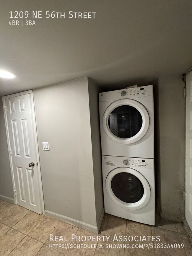 Building Photo - 1209 NE 56th St