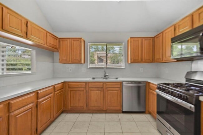 Building Photo - 2035 Woodhue Dr