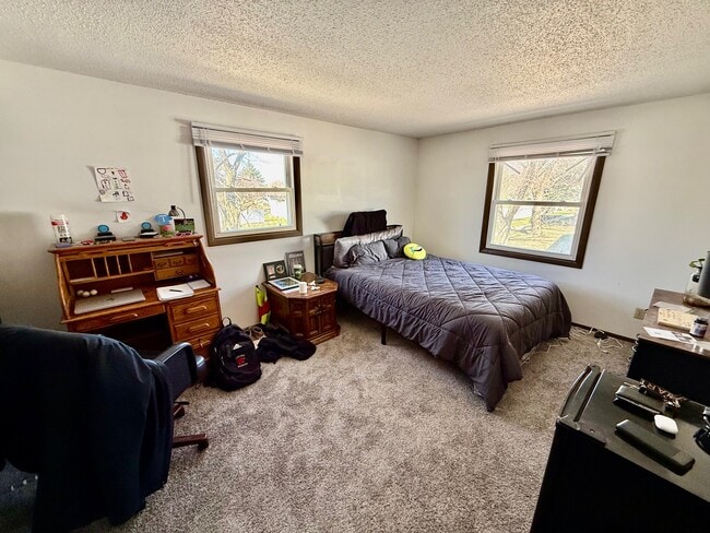 Building Photo - 902 Cedar River Dr NW