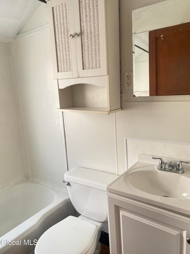 Building Photo - 18 Lily St