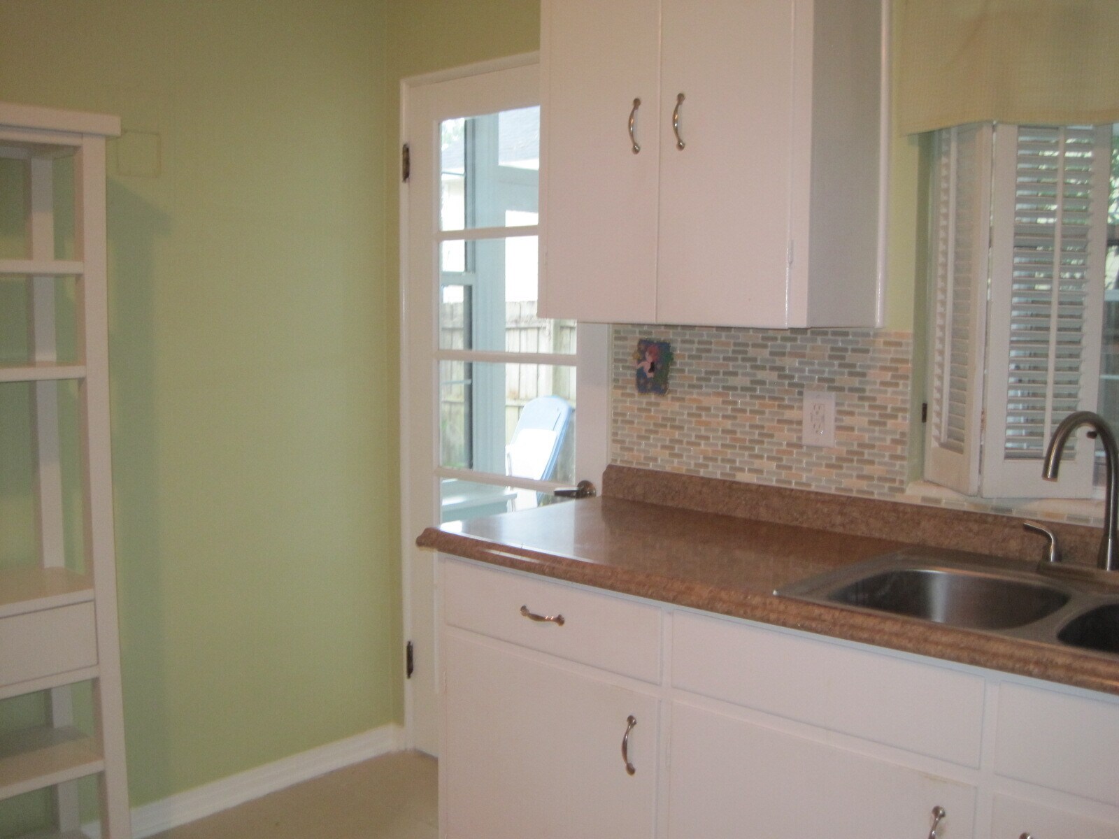 kitchen leading to sunrm - 612 Stetson St