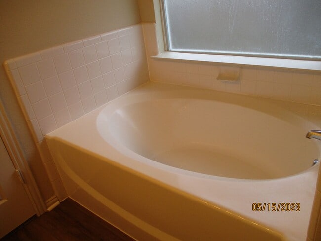 Building Photo - 5900 Silverpoint Ct