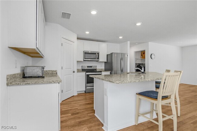 Building Photo - 839 Yellowbird Dr