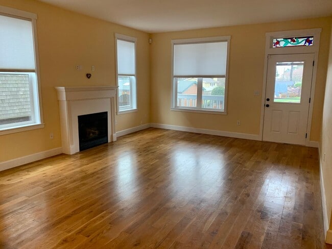 Building Photo - Spacious 3 bedroom Costal Home with Vaulte...