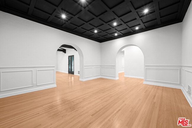 Building Photo - 260 S La Peer Dr