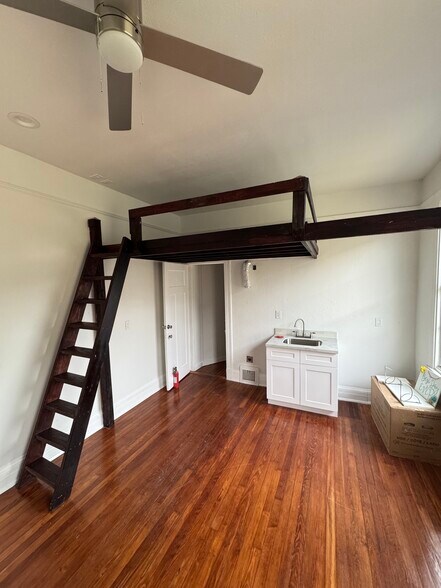 Unit 4 Studio - 4223 S Carrollton Ave