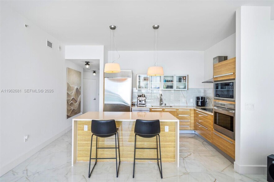 Building Photo - 2020 N Bayshore Dr