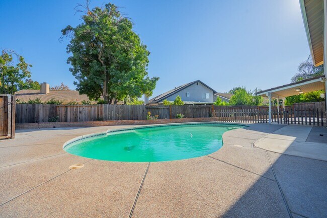 Building Photo - BEAUTIFUL 4 BEDROOM HOME WITH SWIMMING POOL!