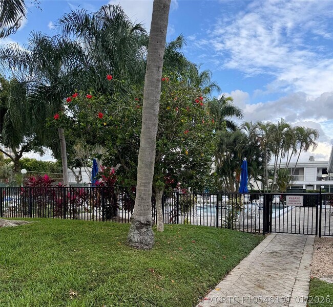 Building Photo - 6219 Bay Club Dr