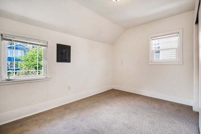 Building Photo - Charming 5 bedroom house with yard!! Close...