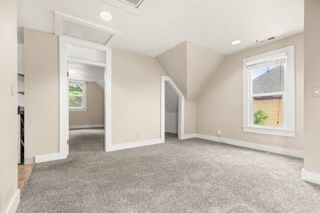 Building Photo - 714 SE 19th Ave
