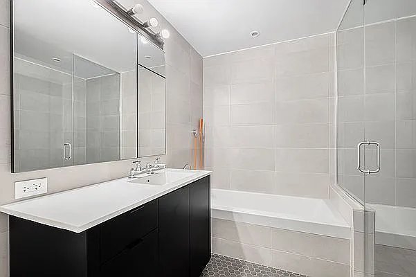 Building Photo - 540 W 28th St