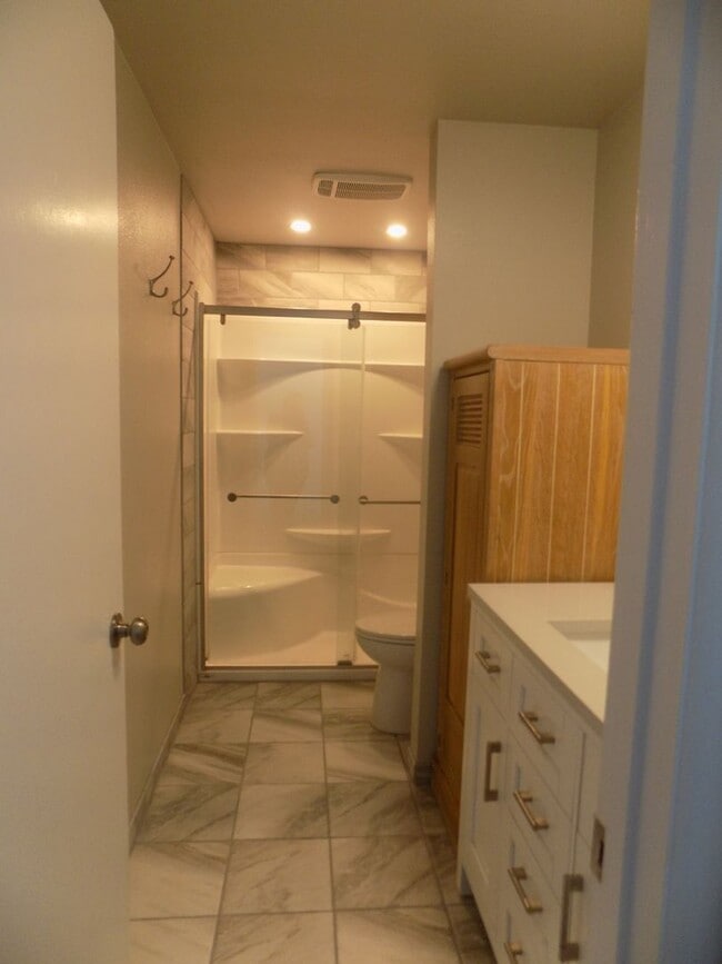 Building Photo - Winter Special-$500 Off-Spacious Three Bedroom, One & half Bathroom Townhouse Condo!