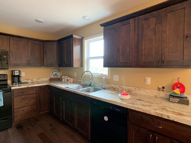 Building Photo - WOODED LOT! PRIVATE DRIVEWAY!