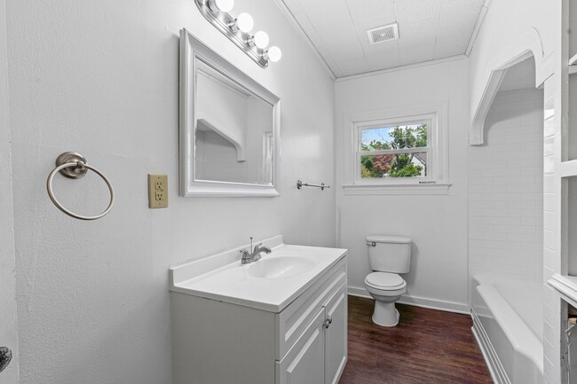 Building Photo - Historic Charm in Hillsboro!