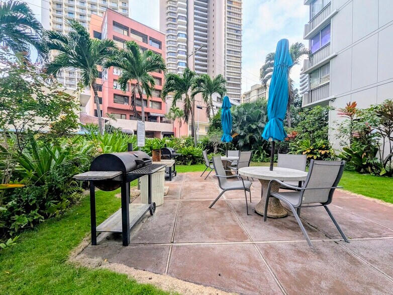 Building Photo - 425 Ena Rd