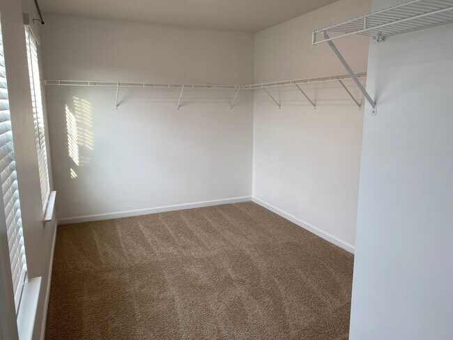 Building Photo - MOVE-IN READY!