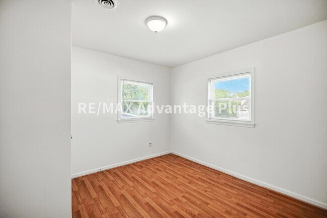 Building Photo - 424 Longwood Ave