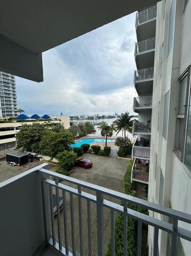 Building Photo - 7545 E Treasure Dr