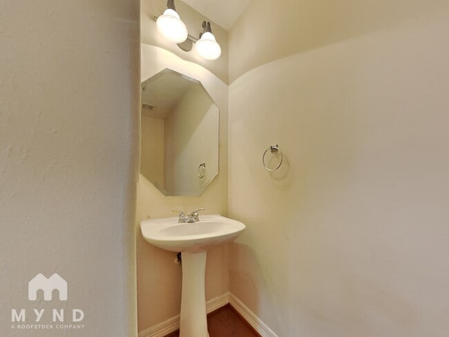 Building Photo - 1127 Enclave Square E