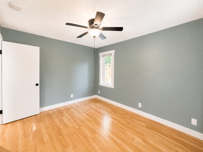Building Photo - 2bd/1ba Seattle Condo