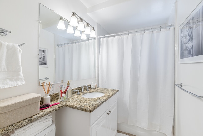 Building Photo - 1412 Kelton Ave