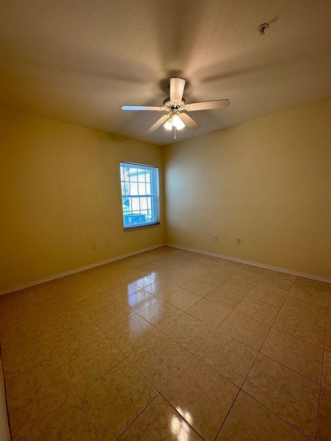 Building Photo - Beautiful 2/2 Condo in North Bonita - Acro...