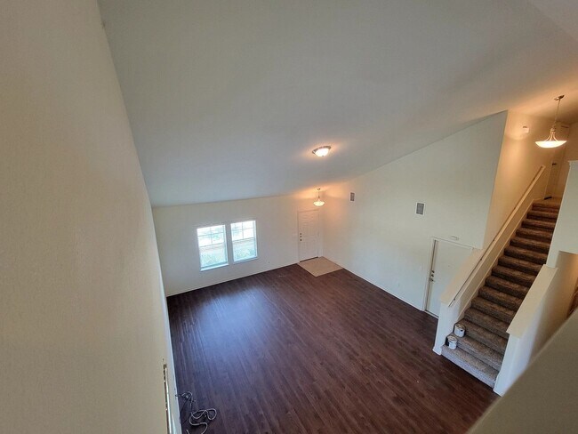 Building Photo - Beautiful 3 Bedroom, 2.5 Bath Home with Attached Garage & Tall Ceilings