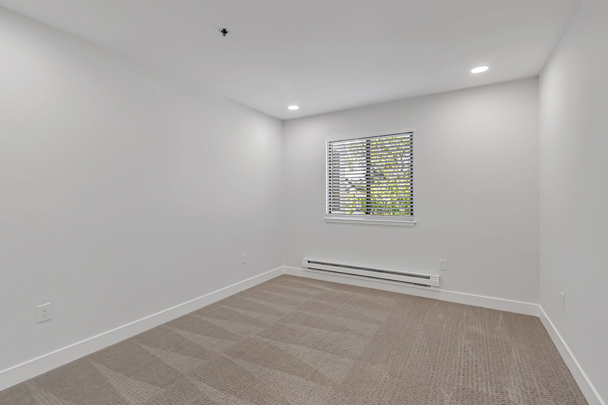 Building Photo - 880 E Fremont Ave