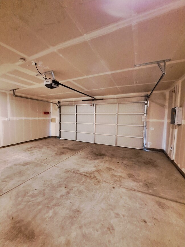 Building Photo - Experience Comfort and Style in This Venet...