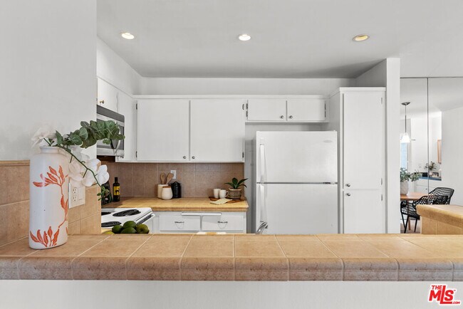 Building Photo - 1885 Veteran Ave