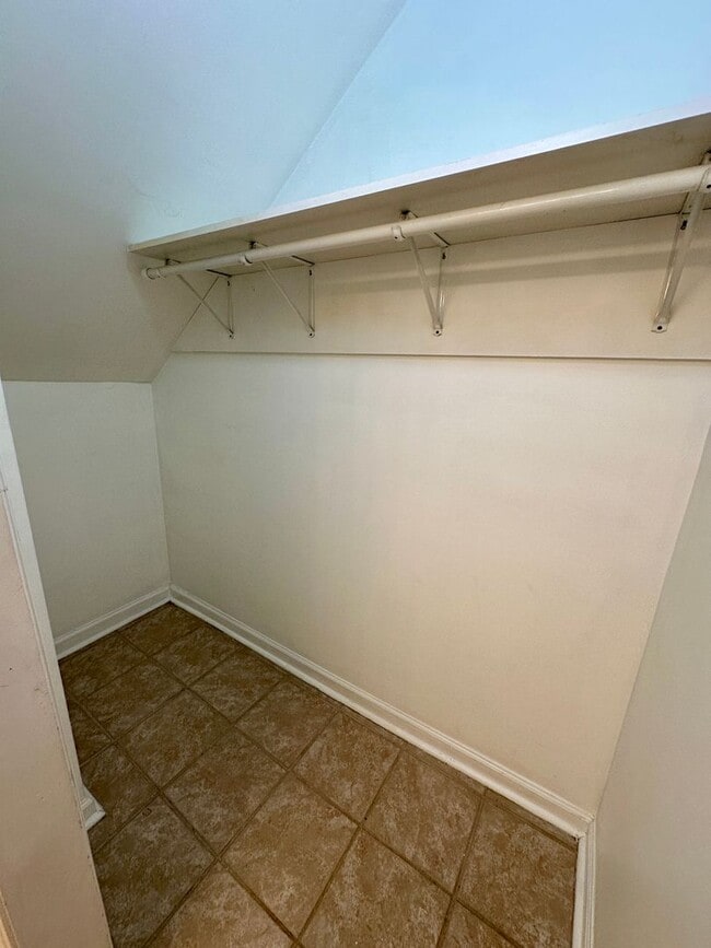 Building Photo - 3 BED | 2 BATH | GATED BACKYARD | THOMAS S...