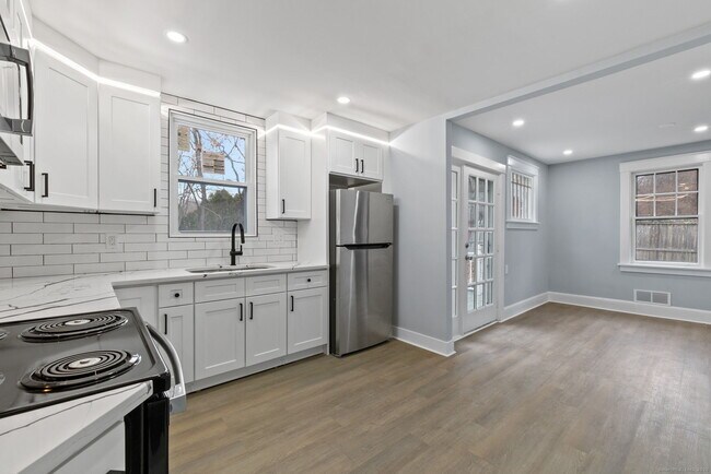 Building Photo - 19 Henry St