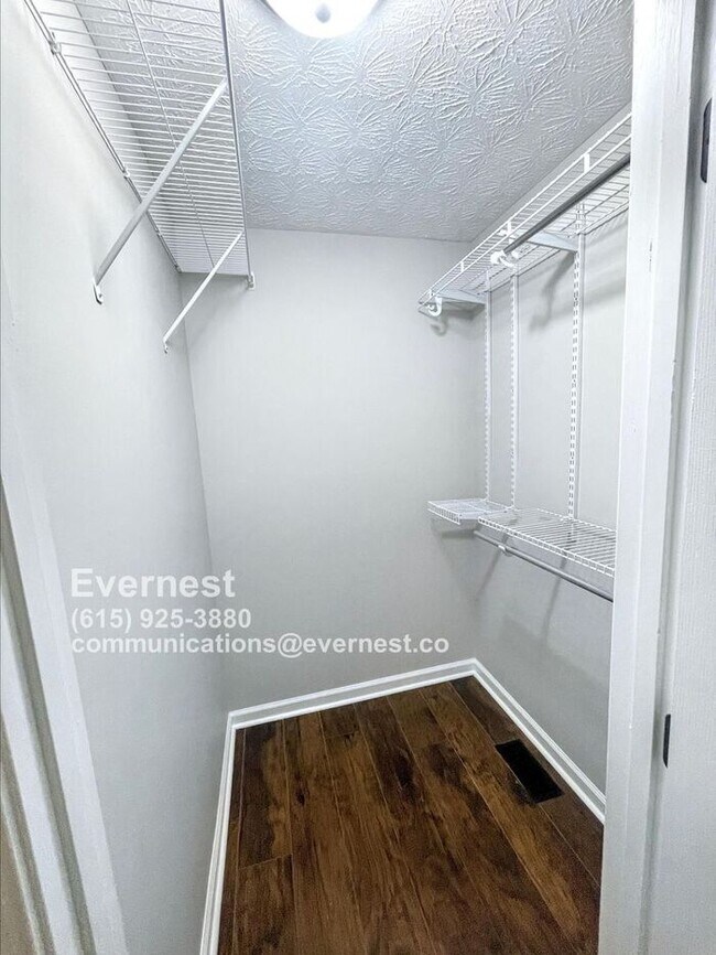 Building Photo - Adorable 3-Bedroom Home with Inviting Porc...