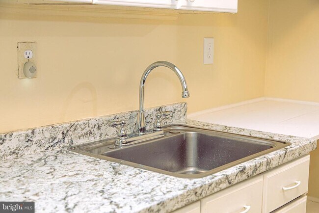 Building Photo - 7029 Onyx Ct