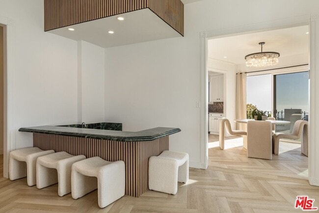 Building Photo - 560 Chalette Dr