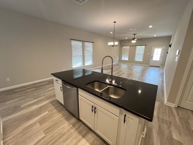 Building Photo - Charming 4 Bedroom, 2 bath Home in Gonzale...