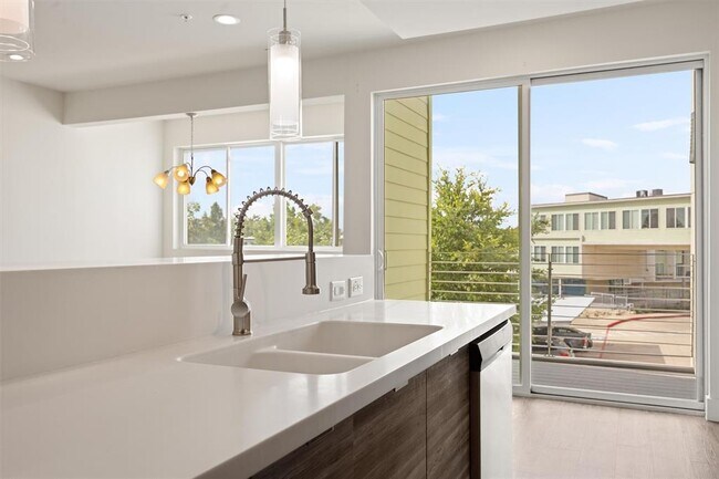 Building Photo - 604 N Bluff Dr