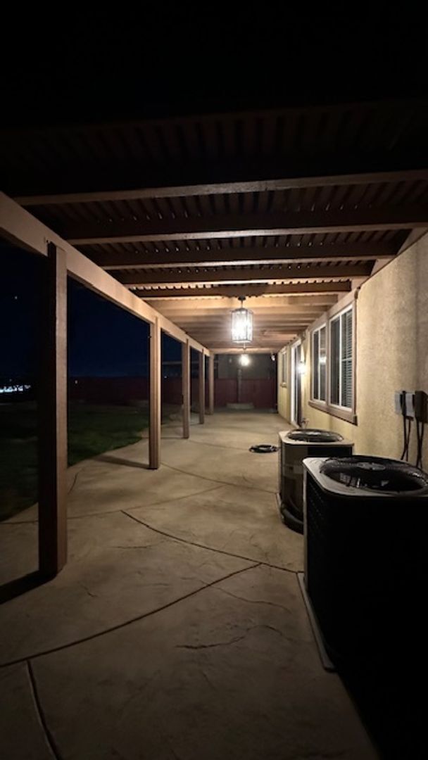 Building Photo - Luxurious 4-Bedroom View Home in Desirable...