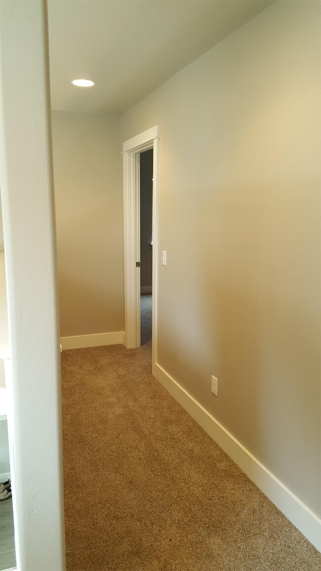 Building Photo - 726 Forest Glen Dr