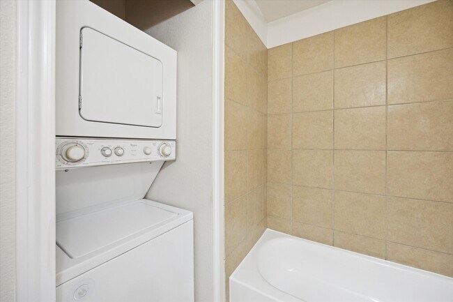 Building Photo - 214 W 17th St