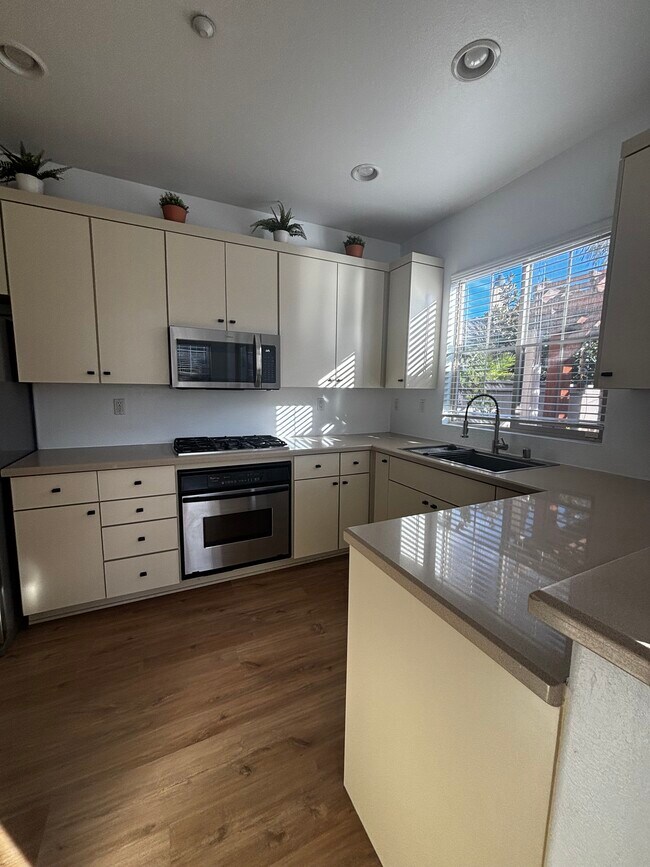 Building Photo - 2727 Bellezza Dr