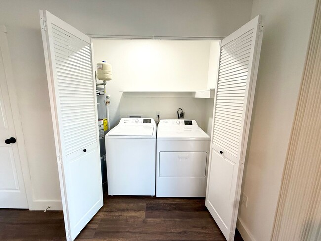 Building Photo - Newly Remodeled 2 bed 1 bath!