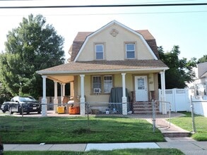 Building Photo - 47 Hillside Ave