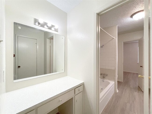 Building Photo - 904 N Meadows Dr