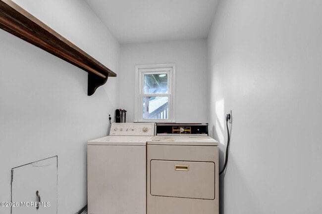 Building Photo - 613 Champlain St