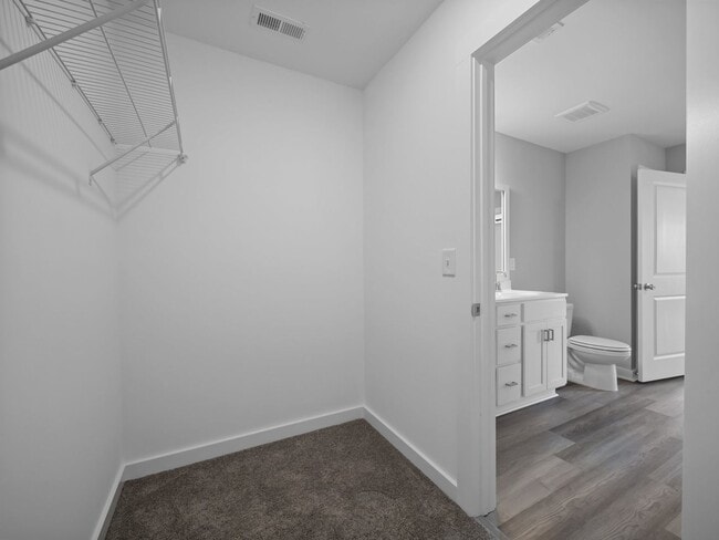 Building Photo - Large 3 story townhome near beach with com...